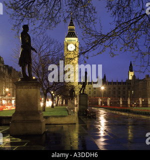 London Parliament Square Big Ben und Statuen auf einen nassen Abend Stockfoto