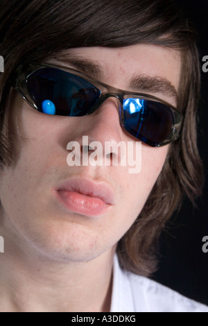 Ein junger Mann mit langen Haaren und Schattierungen Kopf nur Nahaufnahme Stockfoto