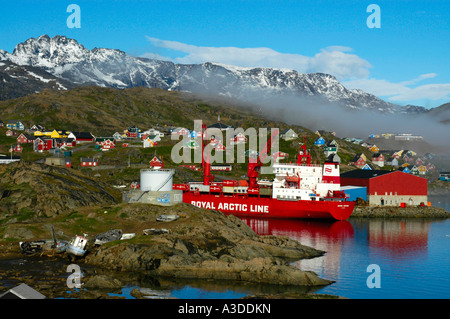 Containerschiff der Royal Arctic Line im Hafen der Stadt mit bunten Häuser Ammassalik Eastgreenland Stockfoto