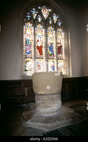 Deerhurst Saxon Priory Church of St Mary behauptet, um die besten sächsischen Schriftart in England Fleck Glasfenster über Stockfoto