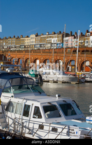 Bögen der Klippe Ansatz und Reihenhäuser mit Blick auf die Marina in Ramsgate, Kent Stockfoto