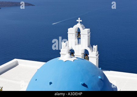 Kirche in Firostefani, mit einem herrlichen Blick auf das Meer, Firostefani, Santorini, Griechenland Stockfoto