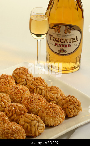 Teller mit Panellets mit Flasche und Glas süßen Muskateller Wein. Stockfoto