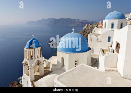 Blaue Kuppel und Glockenturm einer Kirche, Oia, Santorini, Griechenland Stockfoto