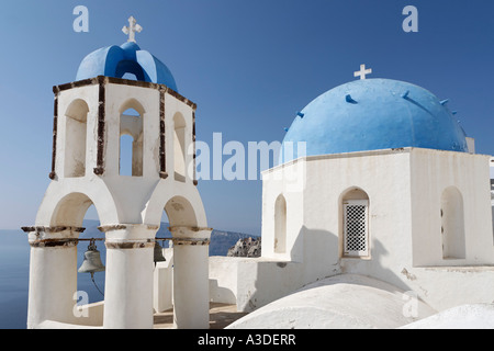 Blaue Kuppel und Glockenturm einer Kirche, Oia, Santorini, Griechenland Stockfoto