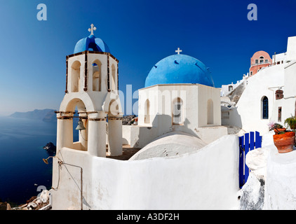Blaue Kuppel und Glockenturm einer Kirche, Oia, Santorini, Griechenland Stockfoto