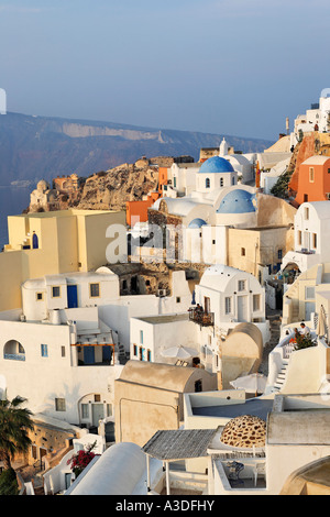Das Dorf Oia bei Sonnenaufgang, Oia, Santorini, Griechenland Stockfoto
