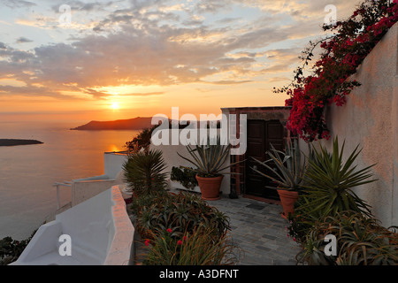 Das Dorf Firostefani mit den typischen kleinen Gassen und den weißen Häusern bei Sonnenuntergang, Firostefani, Santorini, Griechenland Stockfoto