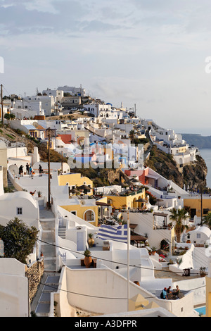 Das Dorf Firostefani mit den typischen kleinen Gassen und den weißen Häusern, Firostefani, Santorini, Griechenland Stockfoto
