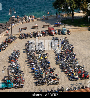 Vespa und Motorroller parken auf der Piazza Marinai d'Italia, Sorrent, Bucht von Neapel, Amalfiküste, Italien Stockfoto