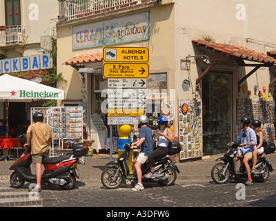 Touristen auf dem Reiten Motorrädern Sorrento, Bucht von Neapel, Italien Stockfoto