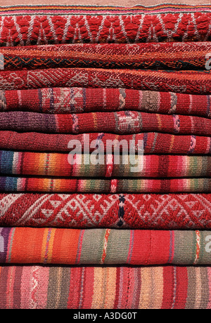 Stapel von Anden Stoffe aus Peru und Bolivien als verkauft in den Märkten von La Paz Bolivien und Peru Cuzco Pisac Stockfoto