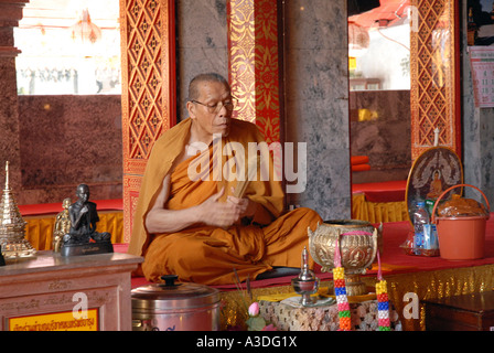 Safran Roben buddhistischer Mönch im Wat Doi Suthep Tempel Chiang Mai Thailand Stockfoto