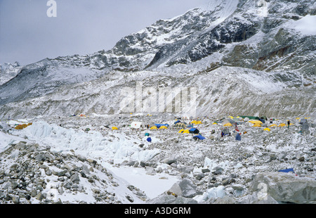 Blick über das Basislager am Khumbu-Gletscher, 5300 m, Mount Everest, Himalaya, Nepal Stockfoto