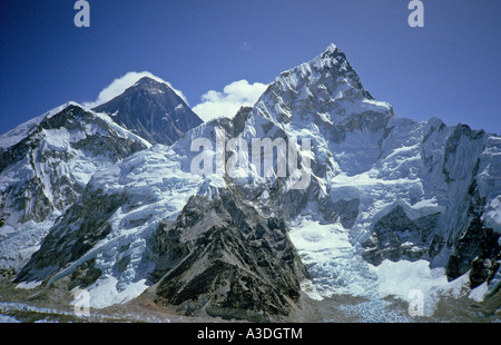 Aussicht vom Kala Pattar 5545m bis zu den Gipfeln des Mount Everest, 8848m und Nuptse, 7861m (auf der rechten Seite), Himalaya, Nepal Stockfoto