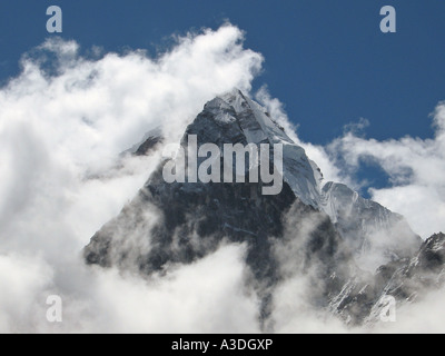 Der Heilige Berg Ama Dablam 6856m, gesehen auf dem Abstieg ins Basislager, Mount Everest, Himalaya, Nepal Stockfoto