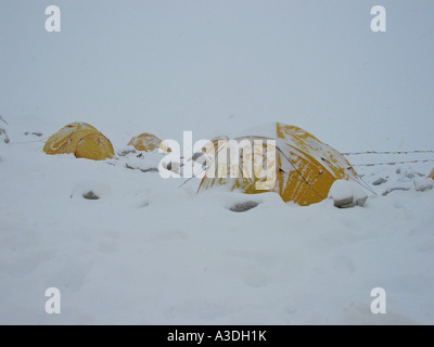 Schneebedeckte Zelte im Mount Everest Base Camp, 5300 m, Himalaya, Nepal Stockfoto