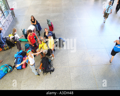 Junge Passaengers warten im terminal Stockfoto