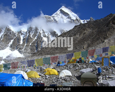 Tibetische beten Fahnen zwischen den Zelten im Base Camp, 5300m, im Rücken den Gipfel des Mount Lingtren 6600m, Mount Everest Stockfoto