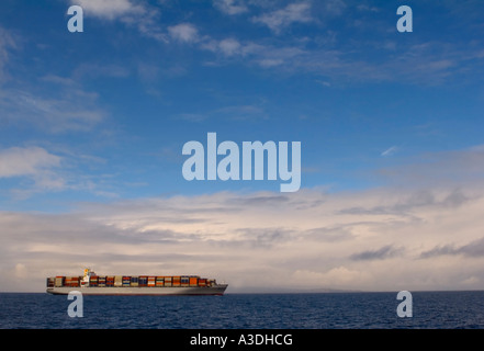 Frachtschiff von Long Beach Kalifornien US USA unterwegs. Wellige Meer trifft Horizont schwere Wolken, garniert mit blauen Himmel Stockfoto