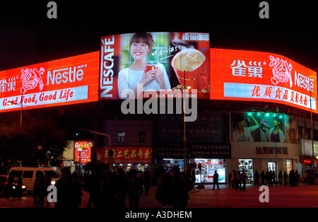 Anzeigen in der Einkaufsstraße Wangfujing Dajie, Peking China Stockfoto