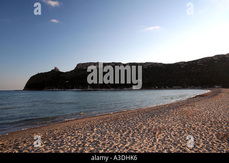 Panorama der Poetto Strand und Sella del Diavolo (Teufel Sattel) - Cagliari, Sardinien, Italien. Stockfoto