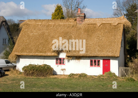 Ferienhaus in den Prozess der strohgedeckten wird Stockfoto