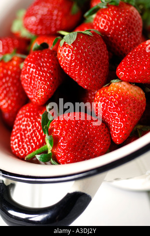 Erdbeeren in Emaille Sieb Stockfoto