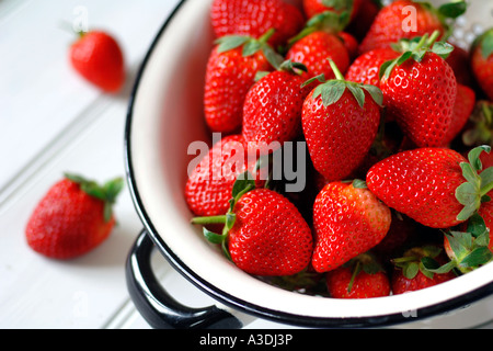 Erdbeeren in Emaille Sieb Stockfoto