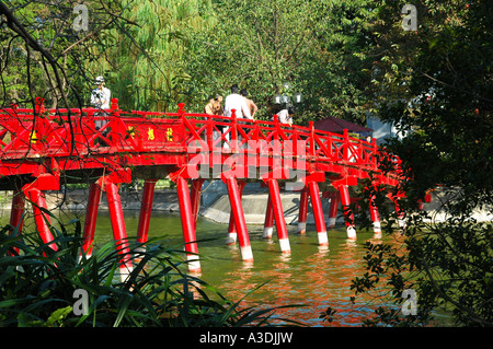 Die Huc Brücke, aufgehenden Sonnenbrücke zu Ngoc Son Tempel, Hoan-Kiem-See, See von Guom, Hanoi, Vietnam Stockfoto