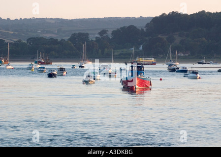 Red Fischerboot und andere günstig zeigen in eine Richtung zeigt directiion der Eifrig Handwerk Stockfoto