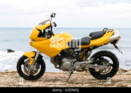 Ducati Multistrada am Strand Stockfoto