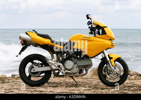 Ducati Multistrada am Strand Stockfoto