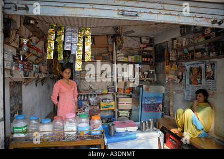 Indo-German-Changar-Eco-Development-Project, der kleine Laden von Shallu, Malli, Palampur, Himachal Pradesh, Indien Stockfoto