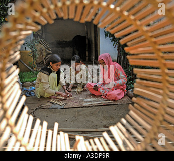 Indo-German-Changar-Eco-Development-Project, Korbflechter Rekha und ihr Sohn, Bhassli, Palampur, Himachal Pradesh, Indien Stockfoto