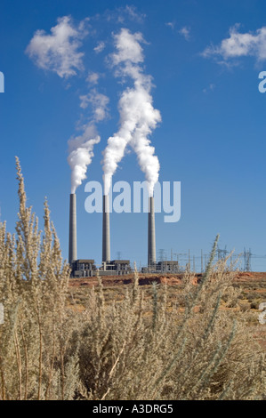 Kohle-Kraftwerk mit Schornsteine und Rauch in der Nähe von Page Arizona Stockfoto