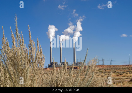 Kohle-Kraftwerk mit Schornsteine und Rauch in der Nähe von Page Arizona Stockfoto