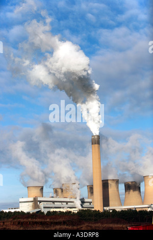 Riesen-Kühltürme und Schornsteine an DRAX Kohle abgefeuert Kraftwerk SELBY NORTH YORKSHIRE ENGLAND UK an einem kalten Wintermorgen Stockfoto