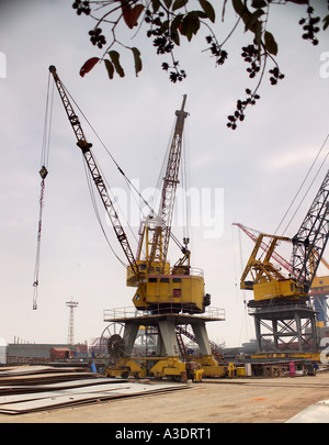 Krane auf Bach Dang Werft, Vietnam Stockfoto