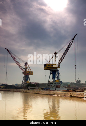 Krane auf Bach Dang Werft, Vietnam Stockfoto