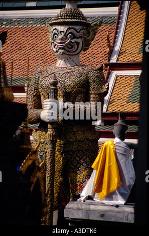 Wächter-Statue im Tempel Wat Phra Kaeo, Bangkok, Thailand Stockfoto