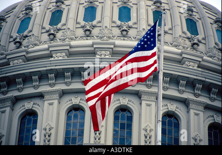 Kuppel des Capitol Building Nahaufnahme mit US-Flagge, Washington DC, USA Stockfoto