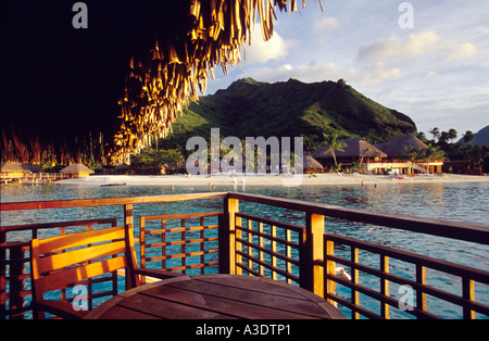 In Richtung Ufer mit Strand und Hügel aus Overwater Reetdachhaus, gesucht, Hotel Sheraton Moorea, Tahiti Stockfoto