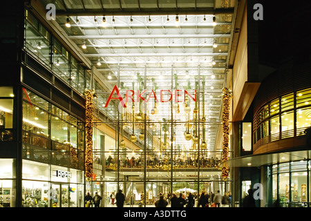 Riesige Einkaufspassage am Potsdamer Platz, Berlin, Deutschland Stockfoto