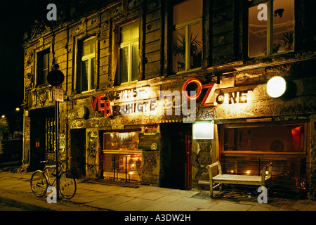 Ehemalige ostdeutsche Bar in einem baufälligen Haus im Zentrum der Oranienburger Straße, Berlin Stockfoto