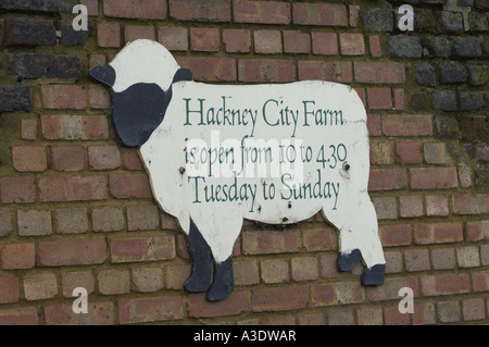 Hackney Farm Ortsschild in der Form eines Schafes Hackney East London Stockfoto