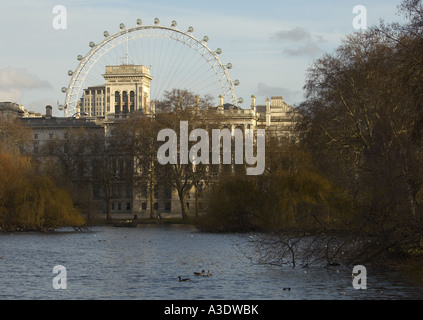 Winter-Blick auf die Horse Guards Whitehall Gericht das Auswärtige Amt und das London Eye aus St James Park in London Stockfoto