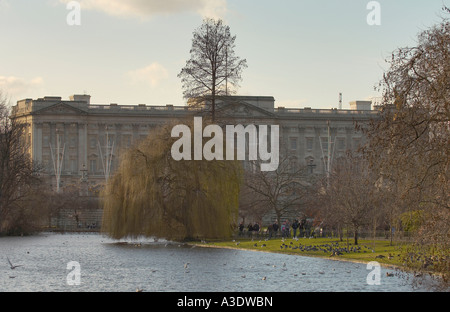 Winter-Ansicht des Buckingham Palace aus St James Park in London Stockfoto