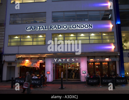 Capital Radio Gebäudehülle und Yates Bar unter Leicester Square in London Stockfoto