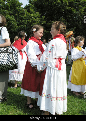 Kroatische Tänzer tanzen im Park Sommerfest München Stockfoto